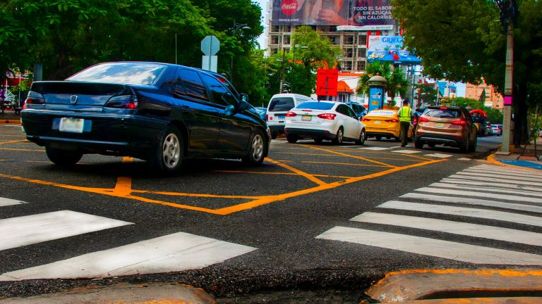 Vehículos circulando por calles de Santo Domingo 