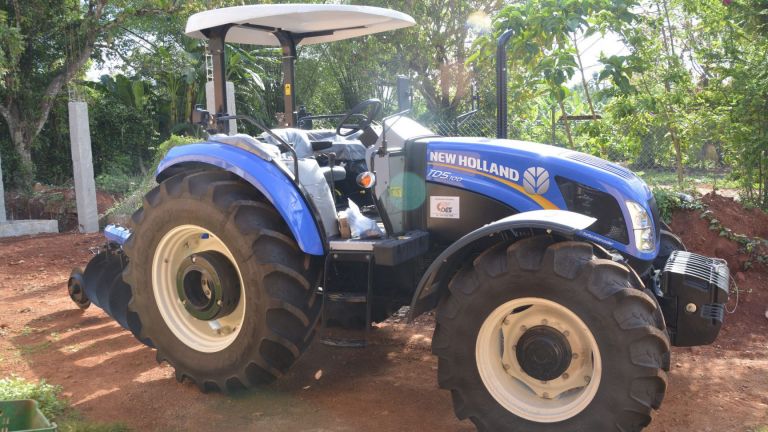 En cumplimiento a Visita Sorpresa 169, productores de jengibre de Samaná reciben tractor 