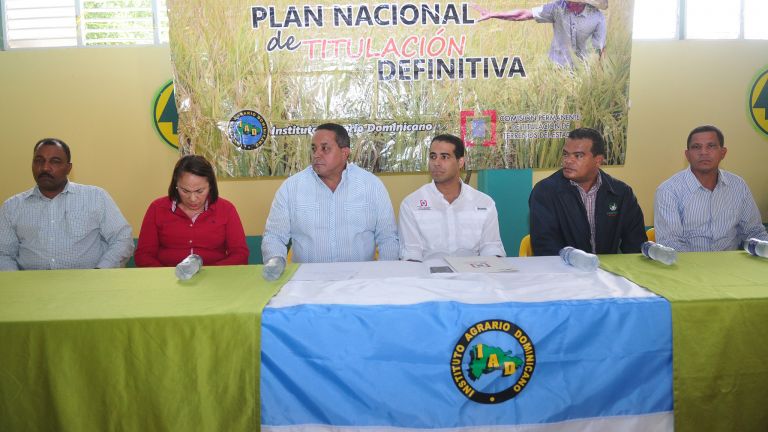 Cumpliendo compromiso Visita Sorpresa, Gobierno inicia titulación 12 mil parceleros Villa Altagracia