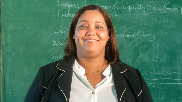 Conseguí un empleo. Maestra con alegría