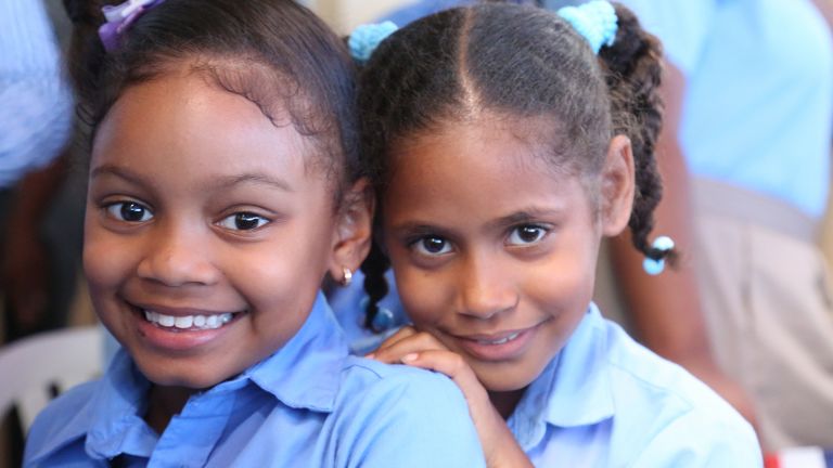 "Aprenderemos más": estudiantes de Los Cocos de Jacagua, al recibir escuela