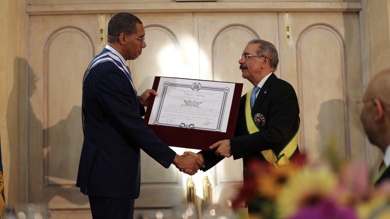 Danilo Medina y Andrew Holness reciben condecoraciones de gobiernos de Jamaica y RD, respectivamente