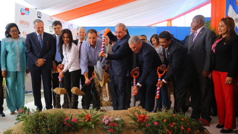 Más soluciones para transporte ciudadanos: Danilo da primer palazo inicio Terminal Interurbana Autobuses del Cibao 