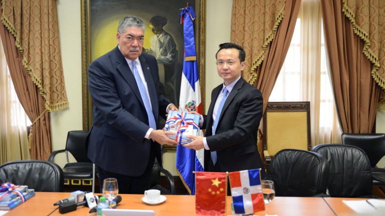 Ministro Políticas Integración Regional recibe a embajador República Popular China; presenta experiencias programa “Educar para integrar”