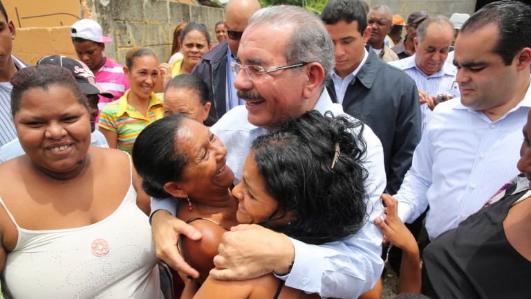 Danilo Medina y mujeres de Baní