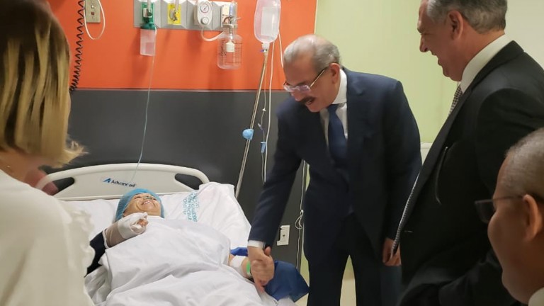 Danilo Medina visita a Karen Ricardo 