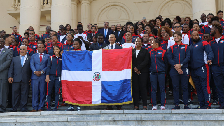 Presidente Danilo Medina posa junto a atletas, entrenadores y miembros del Comité Olímpico Dominicano.