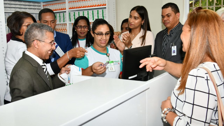  El Gobierno, a través del Programa de Medicamentos Esenciales/Central de Apoyo Logístico (Promese/Cal), entregó dos Farmacias del Pueblo, en beneficio a más de 600 mil personas de esta provincia. 