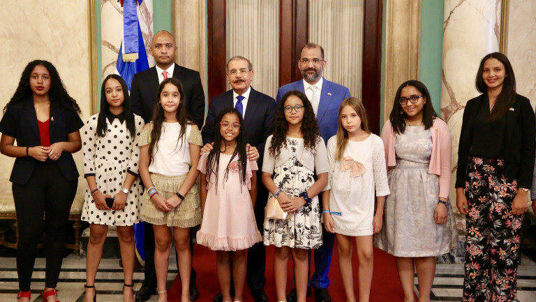 Esudiantes meritorios en Palacio Nacional