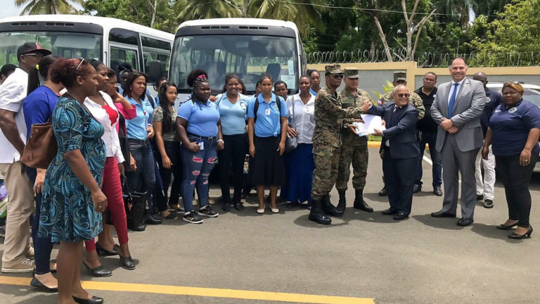 Viceministro Administrativo de la Presidencia, Alexis Lantigua, entrega autobús en Los Castillo 