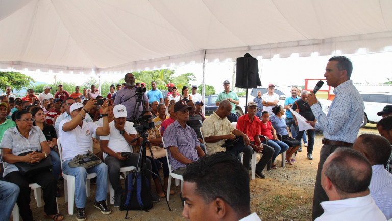 Comisión de seguimiento a Visitas Sorpresa reunida con productores de Castillo, provincia Duarte.