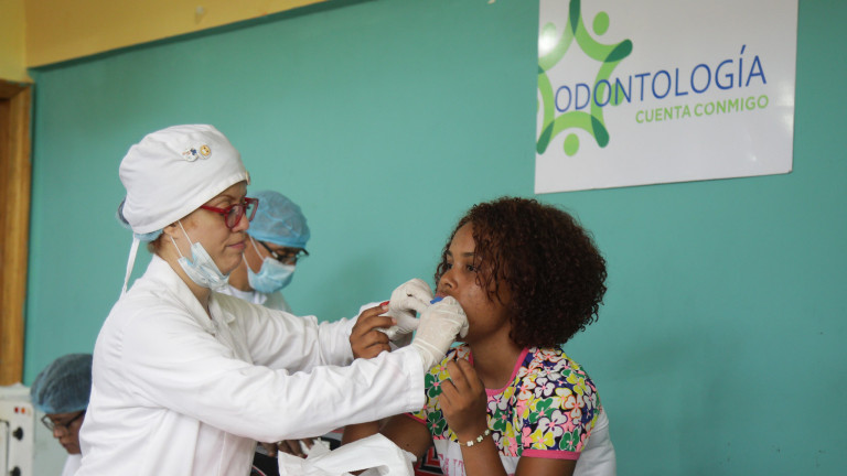 Niña recibe servicios odontológicos