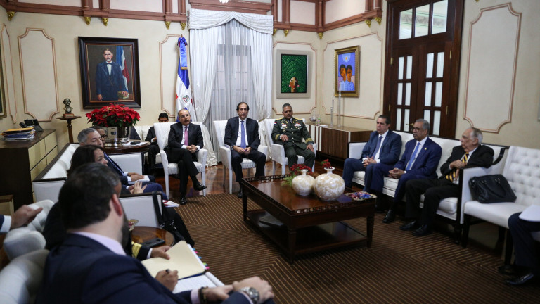 Danilo Medina reunido con funcionarios trata sobre puertos Sabana de la Mar y Samaná