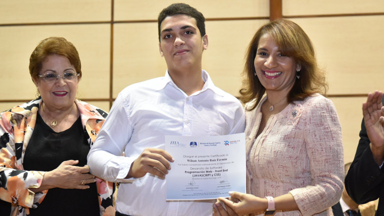 Zoraima Cuello entrega becas en marco de República Digital 