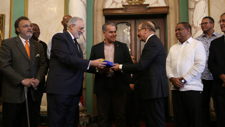 Danilo Medina entrega Bandera Nacional a los Toros del Este 