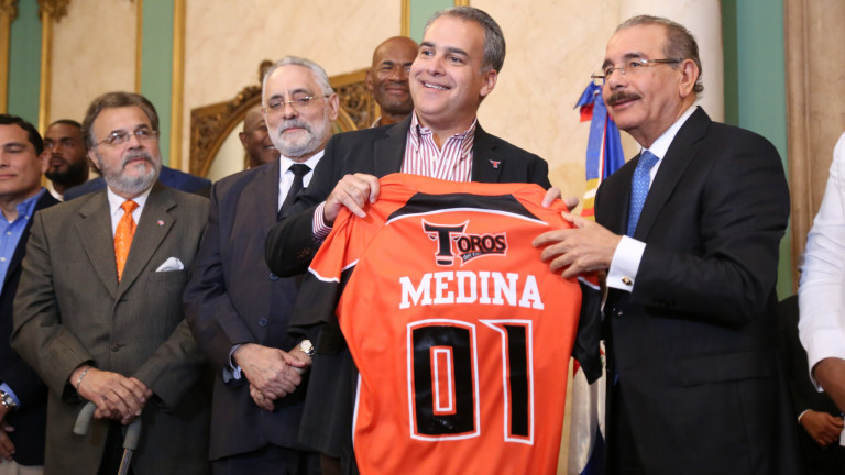 Danilo Medina junto a equipo Toros del Este