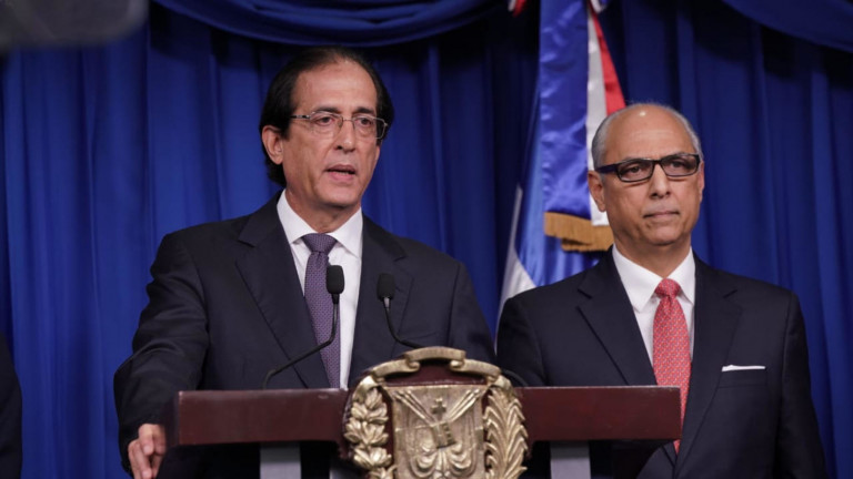 Ministro de la Presidencia, Gustavo Montalvo y el consultor jurídico del Poder Ejecutivo, Flavio Darío Espinal