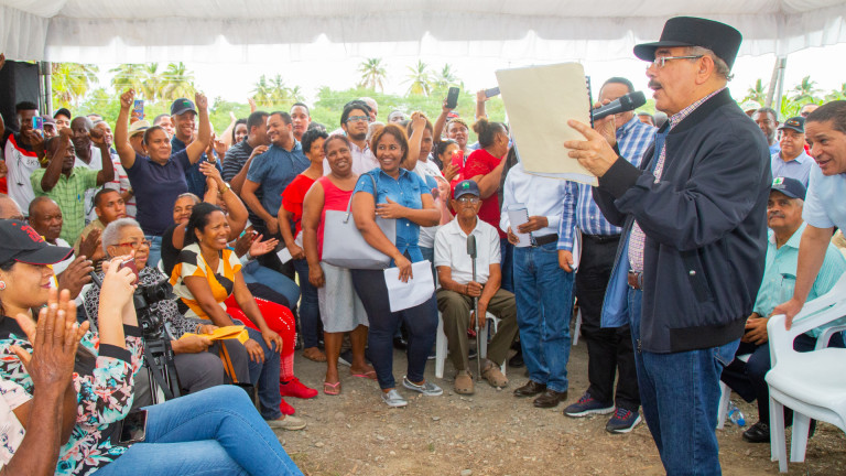 Danilo Medina durante Visita Sorpresa a productores de coco de Canoa 