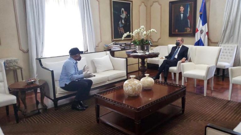 Presidente Danilo Medina sostiene reunión con ministro de Agricultura, Osmar Benítez.