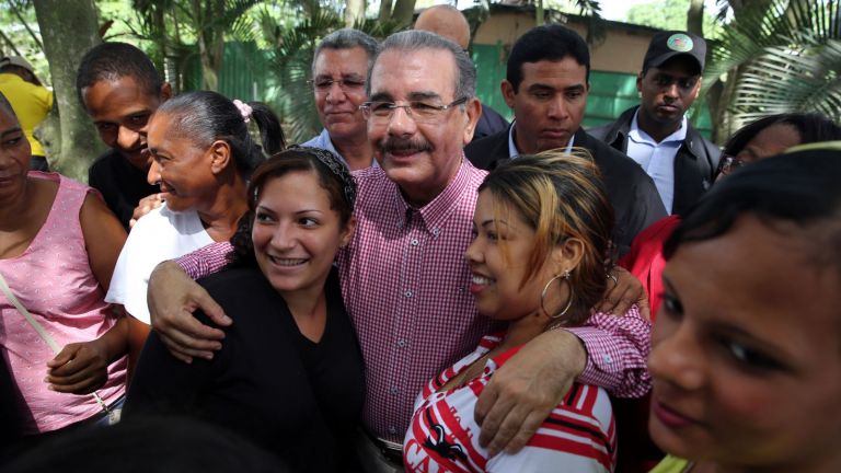 Presidente Danilo Medina junto a un grupo de mujeres