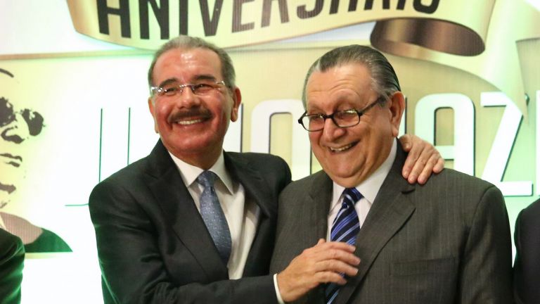 Presidente Danilo Medina felicita al periodista Julio Hazim