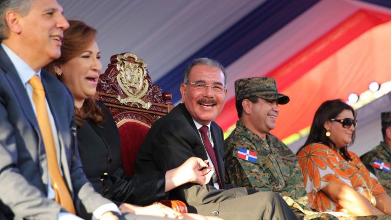 Presidente Danilo Medina encabeza desfile militar en Santiago