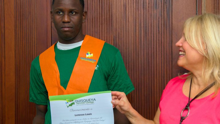 Joven recibe certificado