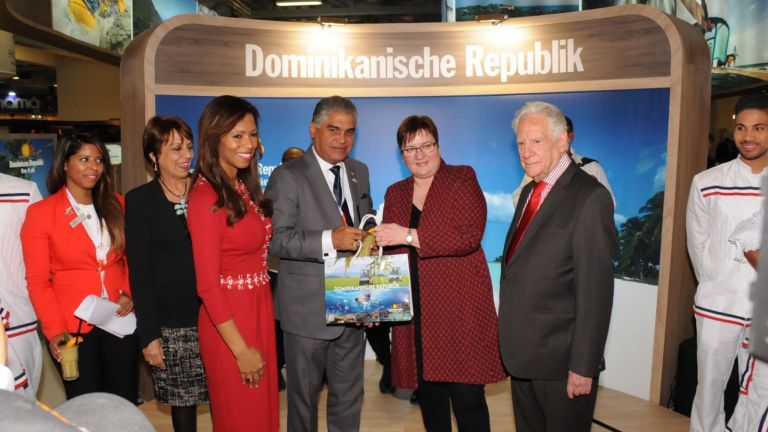 Iris Gleicke junto a funcionarios dominicanos en pabellón Feria de Turismo, en Alemania