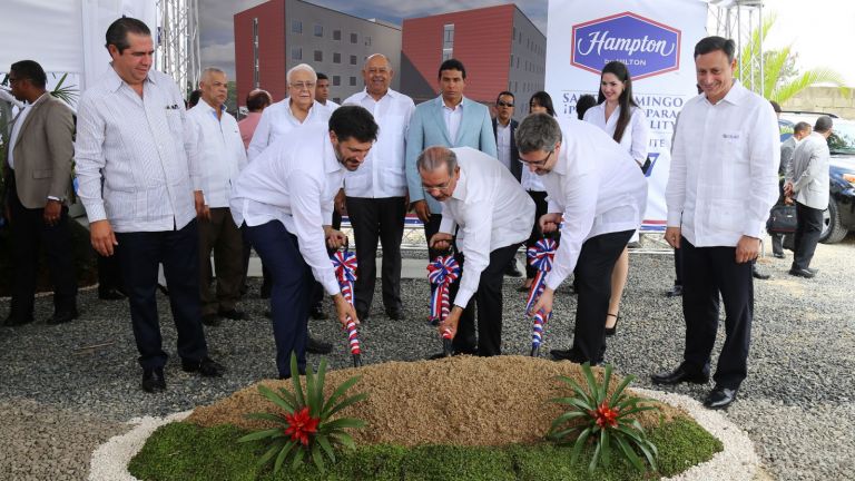 Presidente Danilo Medina y ejecutivos de hotel Hampton by Hilton Las Américas