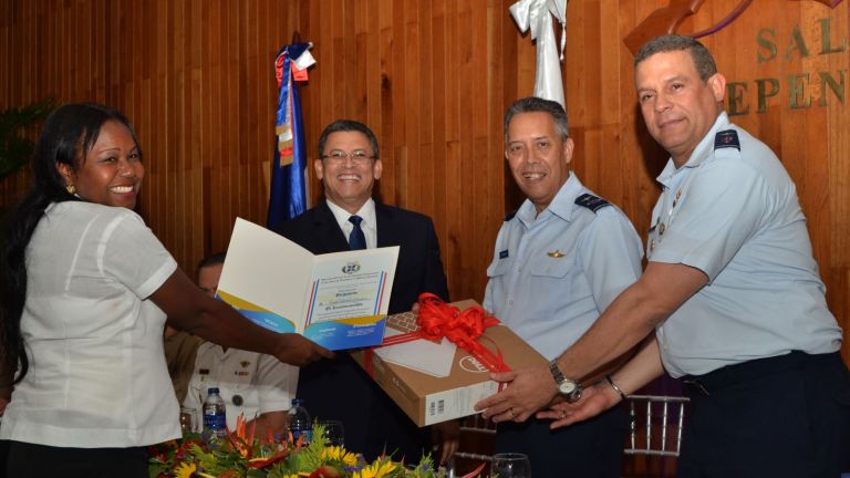 Directores de Aduana, Fernando Fernández, de las Escuelas Vocacionales, general Luis Payán Díaz y graduanda