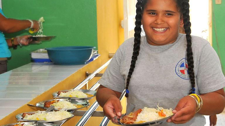 Niña disfrutando del PAE 