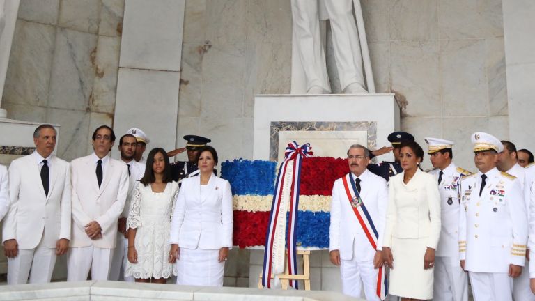 Danilo Medina en ofrenda floral en Altar de la Patria 