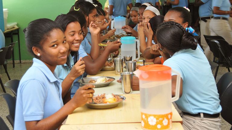 Niños durante el desayuno escolar