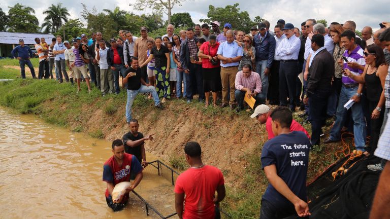 MARIA TRINIDAD SANCHEZ.-El presidente Danilo Medina volvió a sorprender los acuicultores de Copeyito