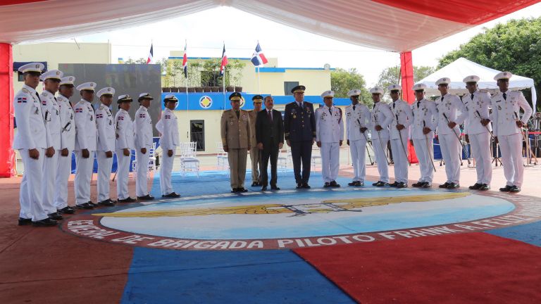 Presidente Danilo Medina junto a los graduandos