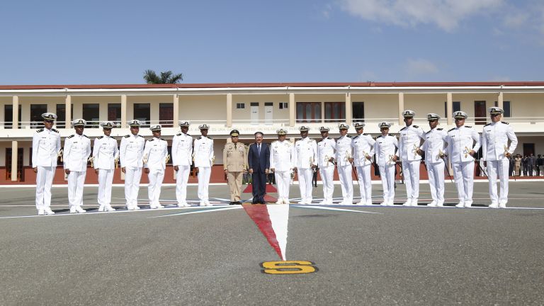 Presidente Danilo Medina junto a los graduandos