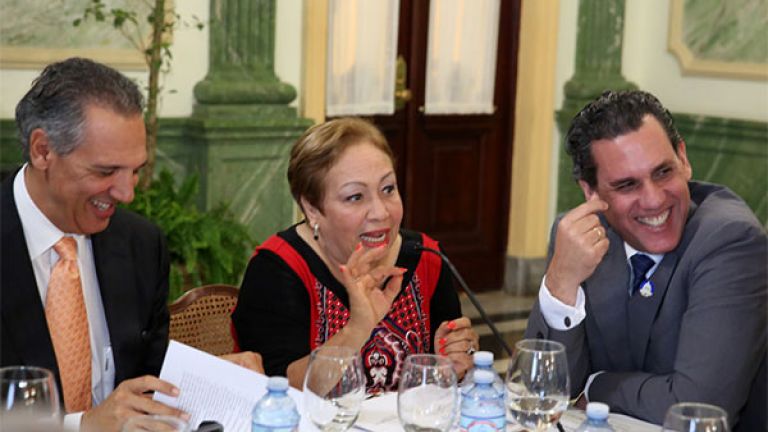 Ministro Administrativo de la Presidencia, José Ramón Peralta junto a Aquiles Bermúdez, presidente de ADOZONA y Luisa Fernández, irectora ejecutiva del Consejo Nacional de Zonas Francas