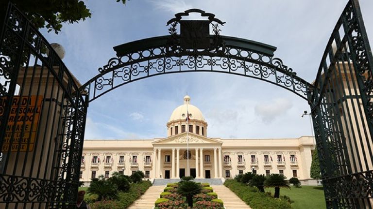 Fachada frontal Palacio Nacional, República Dominicana