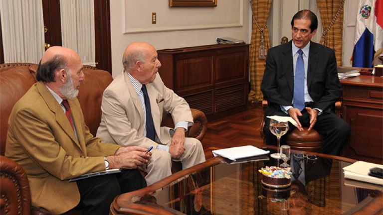 Gustavo Montalvo, el embajador de Qatar, Saud Abdulaziz Al-Sowadi, y el embajador dominicano en ante  esa nación, Hugo Guilliani Cury